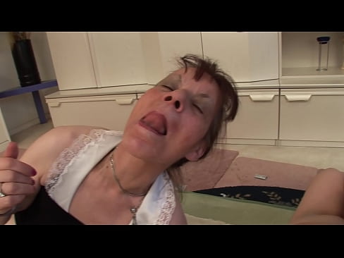 ❤️ Tá triúr ag beirt sheanmháthair agus seanathair amháin ❤️  Porn álainn  ag ga.vbdsm.ru ❌❤